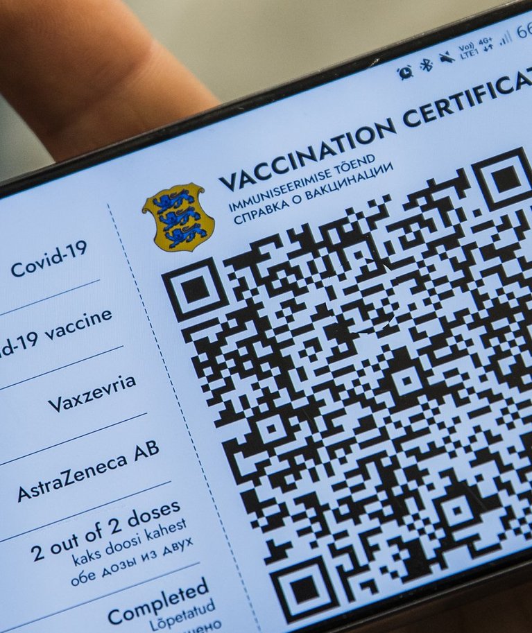 Digitaalne vaktsineerimispass ehk vaktsineerimistõend mobiiltelefonis. Aga mida teevad need, kelle pole ei internetti tõendi veebist väljaprintimiseks ega mitte ka mobiiltelefoni tõendi näitamiseks. Ministeerium alles otsib vastust.