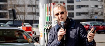 Глава отдела топливных продаж Circle K Eesti Раймо Вахтрик показывает, как будет работать новое приложение.