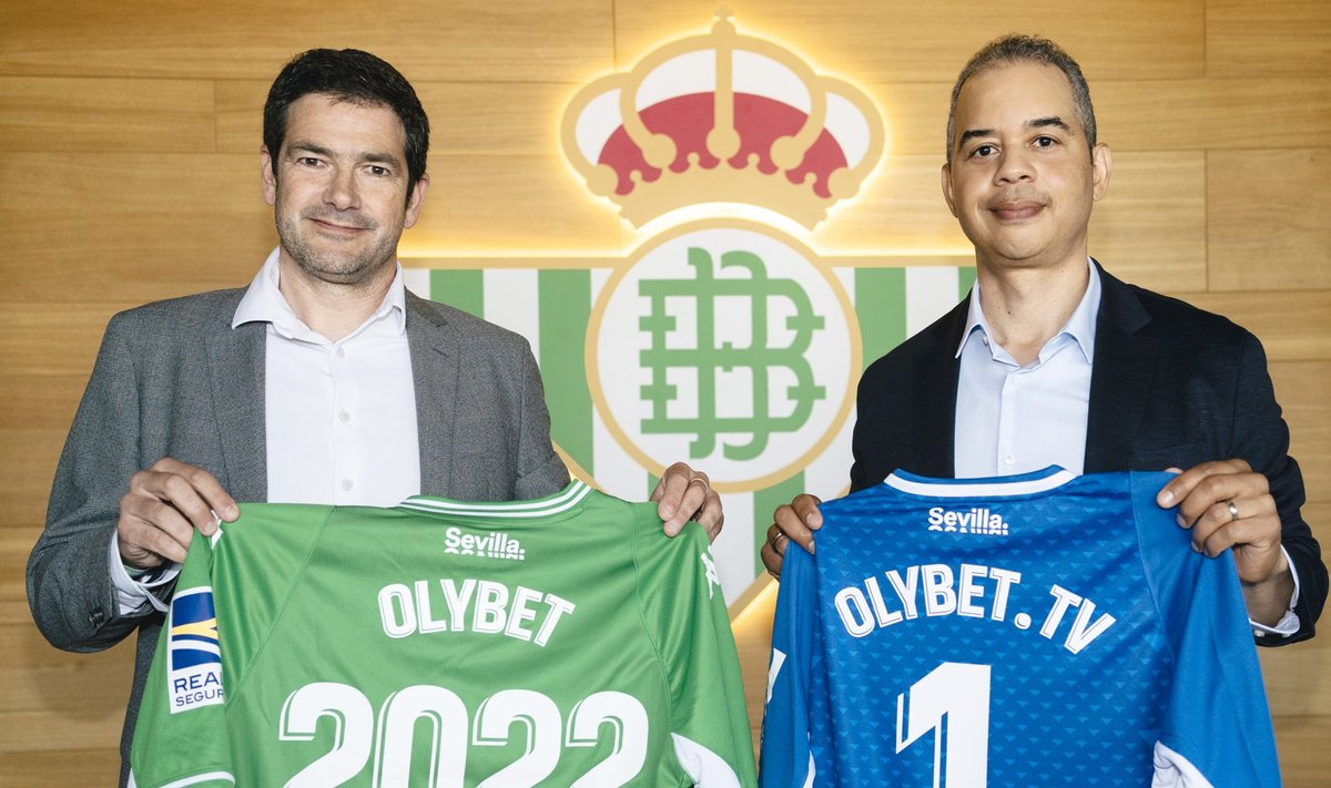 Real Betisi ärijuht Ramón Alarcón ning Olympic Entertainment Groupi ja OlyBet Groupi tegevjuht Corey Plummer koostöölepingut allkirjastamas