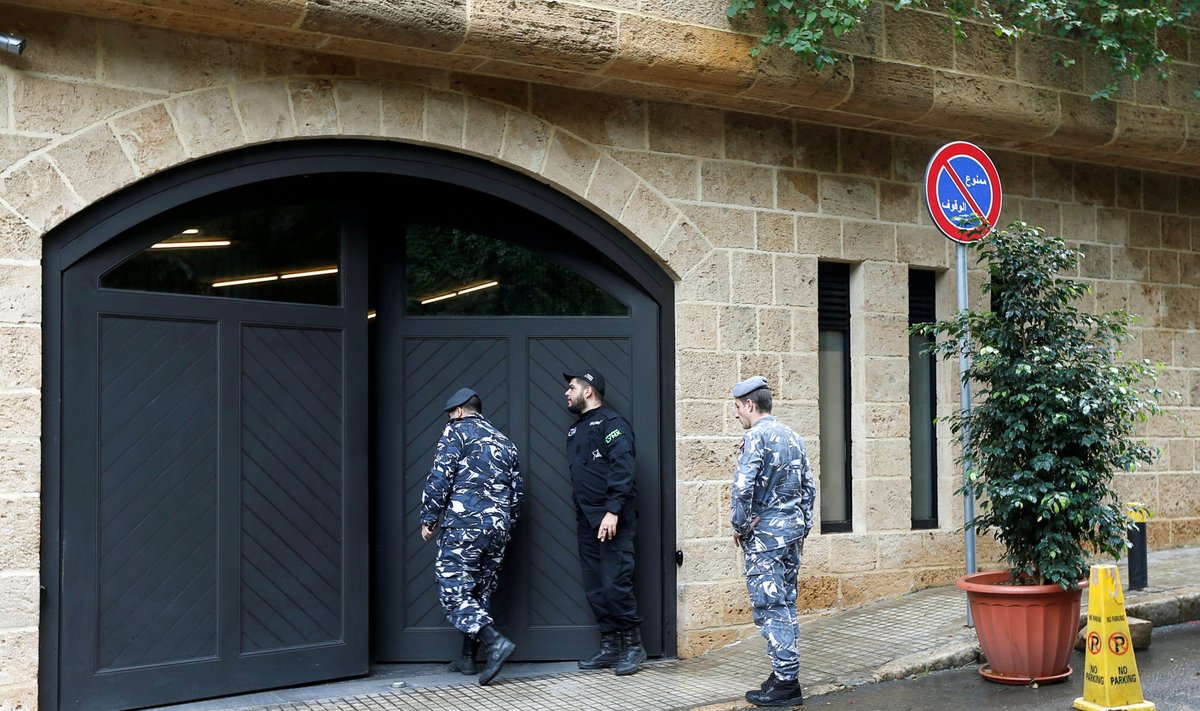 Liibanoni politsei Beirutis maja ees, kus Nissani eksboss väidetavalt redutab. 