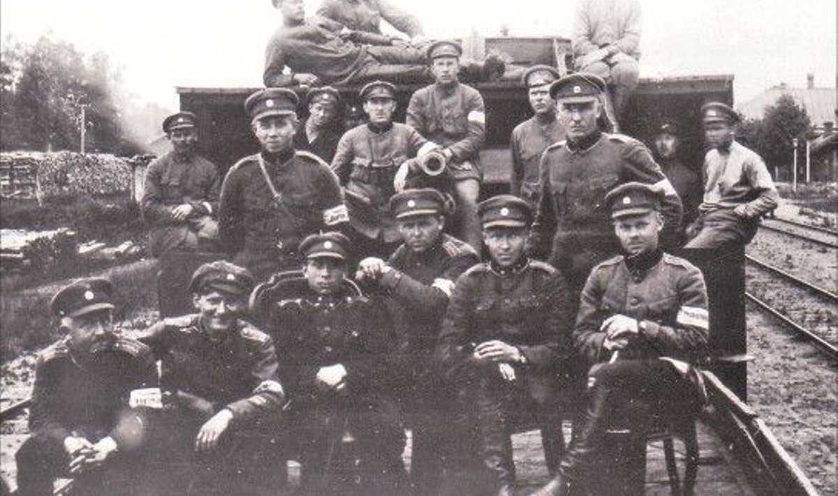 Soomusrongi nr 1 vahepeatus Võnnus teel Riiga oktoobris 1919.  Meeste nägudelt peegeldub eneseusk. Foto: Riigiarhiiv