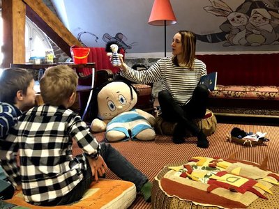 Виктория Лиллепуу читает с детьми "Сипсика"