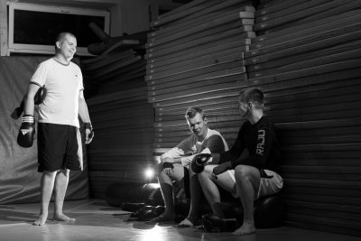 Pärast sparringute lõppu treener Vallo Hannuse ja treeningüartner Sten Saaremäega muljeid jagamas. Ühtlasi pildistati mõned seeriad ajakirjas YU ilmunud artikli tarbeks (september 2015).