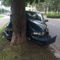 В Таллинне Mazda съехала с дороги и врезалась в дерево