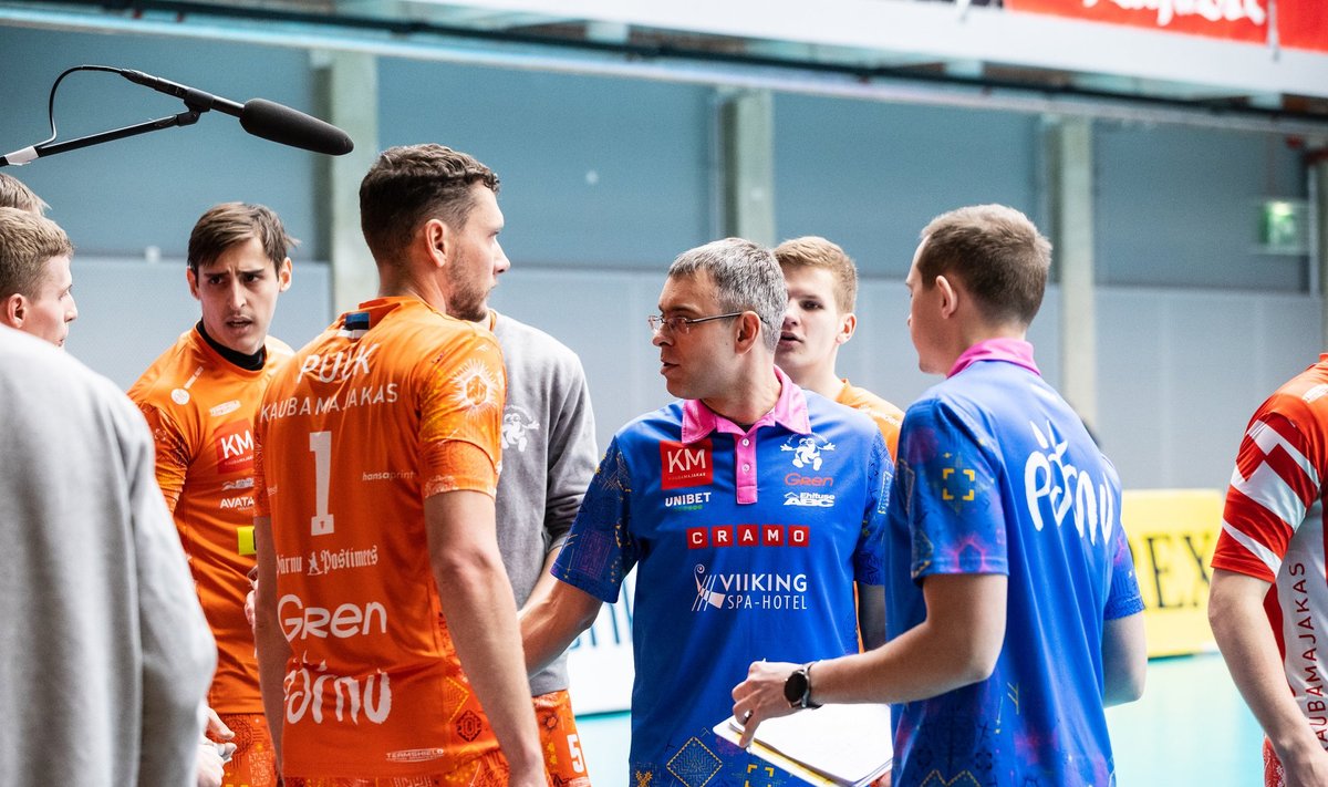 Hindrek Pulk (number 1) ei saa Pärnu Võrkpalliklubi poolfinaalseeria kolmandas mängus aidata.