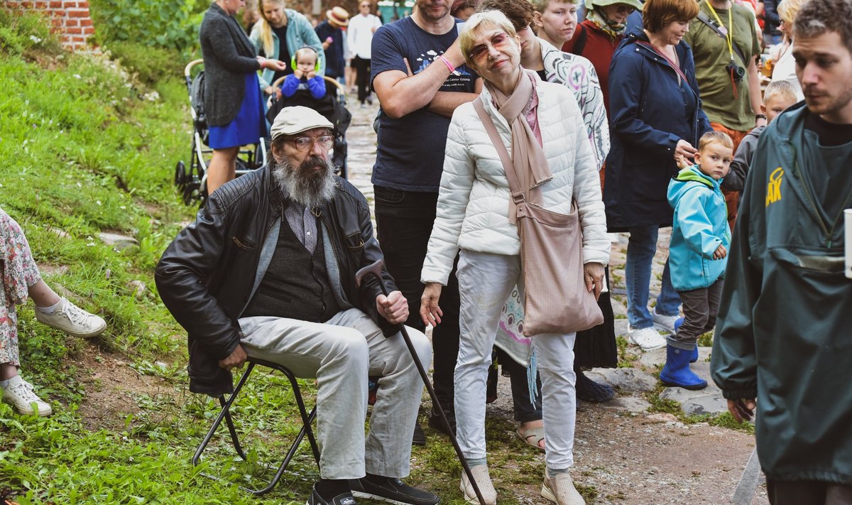 Peeter Volkonski naisega Viljandi folgil