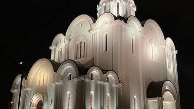 ГАЛЕРЕЯ | Посмотрите, как новая подсветка преобразила православный храм в Ласнамяэ