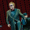 Fännid mures: Elton John vajas liikumiseks ratastooli