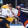 ВИДЕО | Российскому хоккеисту разбил лицо самый возрастной игрок НХЛ