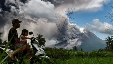 ВИДЕО | В Индонезии проснулся вулкан "Судного дня"