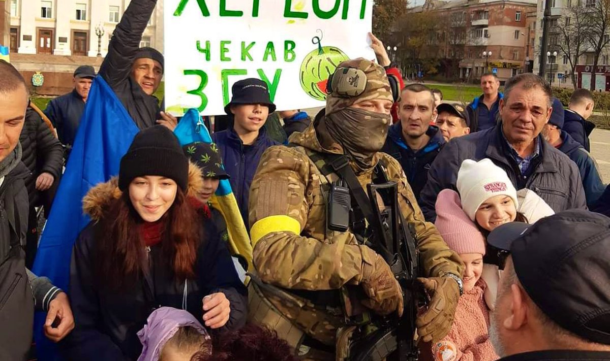 Hersoni elanikud kogunevad teist päeva järjest linna keskväljakule. Tervitatakse Ukraina sõjaväelasi ja rõõmustatakse, et linn on viimaks venelaste käest vabastatud.