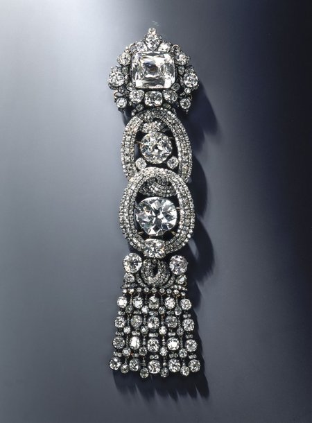 Украшение со знаменитым бриллиантом "Саксонский белый" весом 49,84 карата 