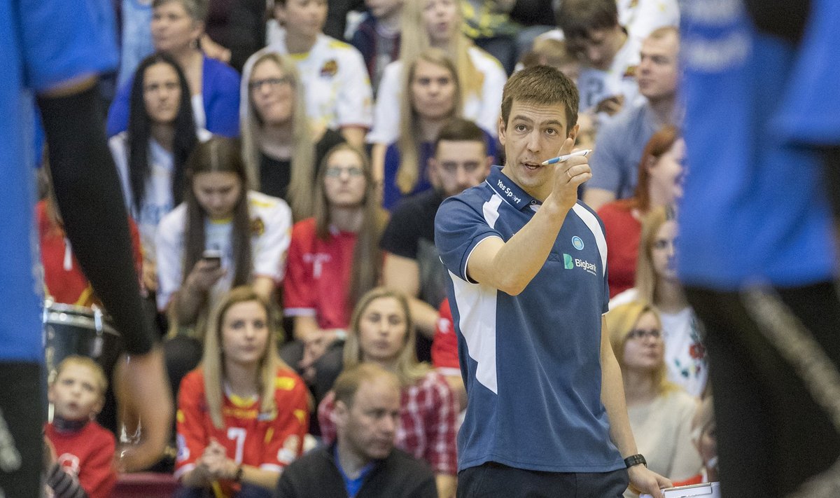 Oliver Lüütsepp tänavuses Eesti meistrivõistluste finaalis hoolealuseid juhendamas.