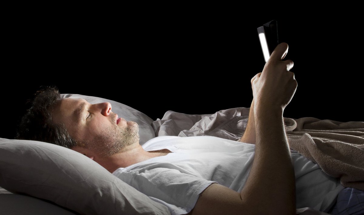 Nutitelefoni valgus võib häirida unetsüklit