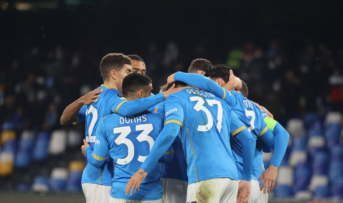 Napoli mängumehed väravat tähistamas.