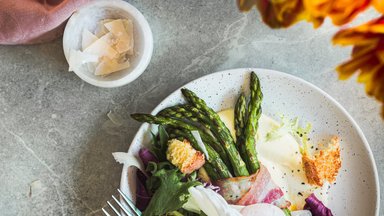 РЕЦЕПТ | Салат со спаржей, беконом и яйцом пашот