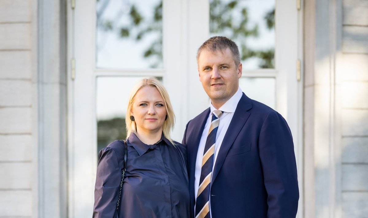 HENEL JA URMO Aava Eesti iseseisvuse taastamise 30. aastapäevale pühendatud presidendi vastuvõtul Kadrioru roosiaias 2021. aastal.