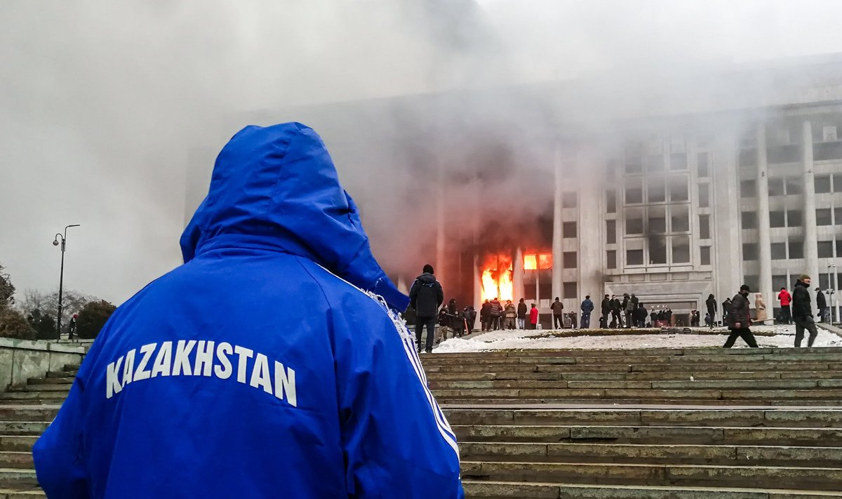 KÕRINI: Kohalik jälgib Almatõ linnavalitsuse hoone põlemist.