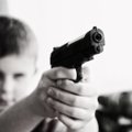 2-летний мальчик нашел пистолет на тумбочке и ранил родителей