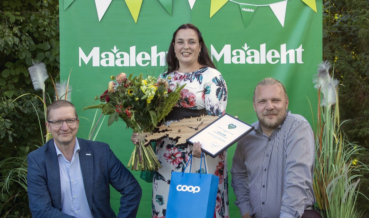 Kõige pidulikum pilt: laureaat Lilia Urb keskel ja konkursi korraldajad tema kõrval. Vasakul Coop Eesti Keskühistu juhatuse esimees Alo Ivask, paremal Maalehe peatoimetaja Hindrek Riikoja.