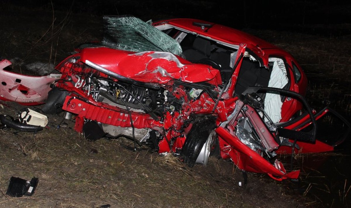 FOTOD: Järvamaal sai liiklusõnnetuses viga kolm inimest - Delfi