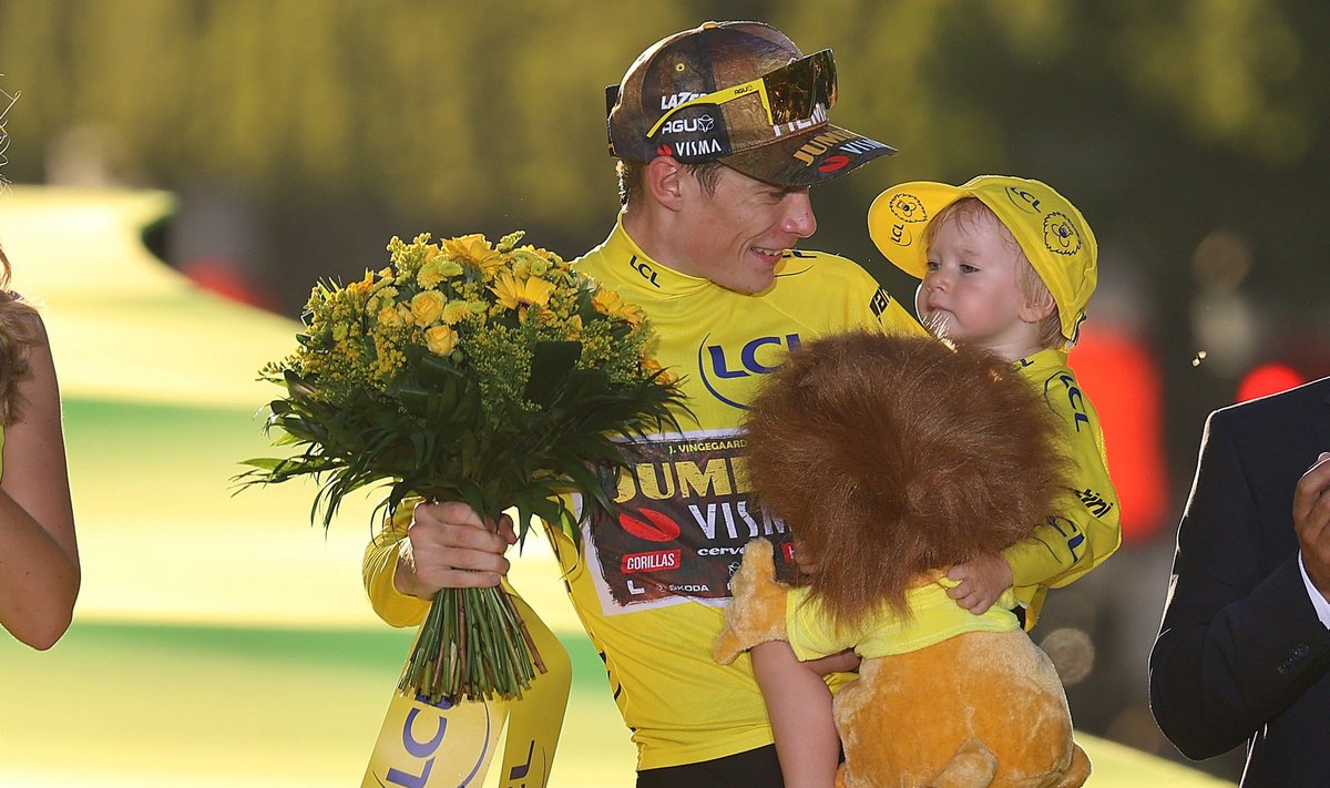 Jonas Vingegaard pühitseb Tour de France’i võitu koos pojaga.