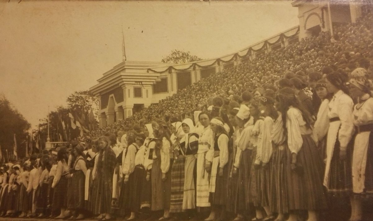 1923. aasta laulupeo lava Rohelisel aasal sai kolm aastat hiljem seal avatud Kadrioru staadioni tribüüniks.