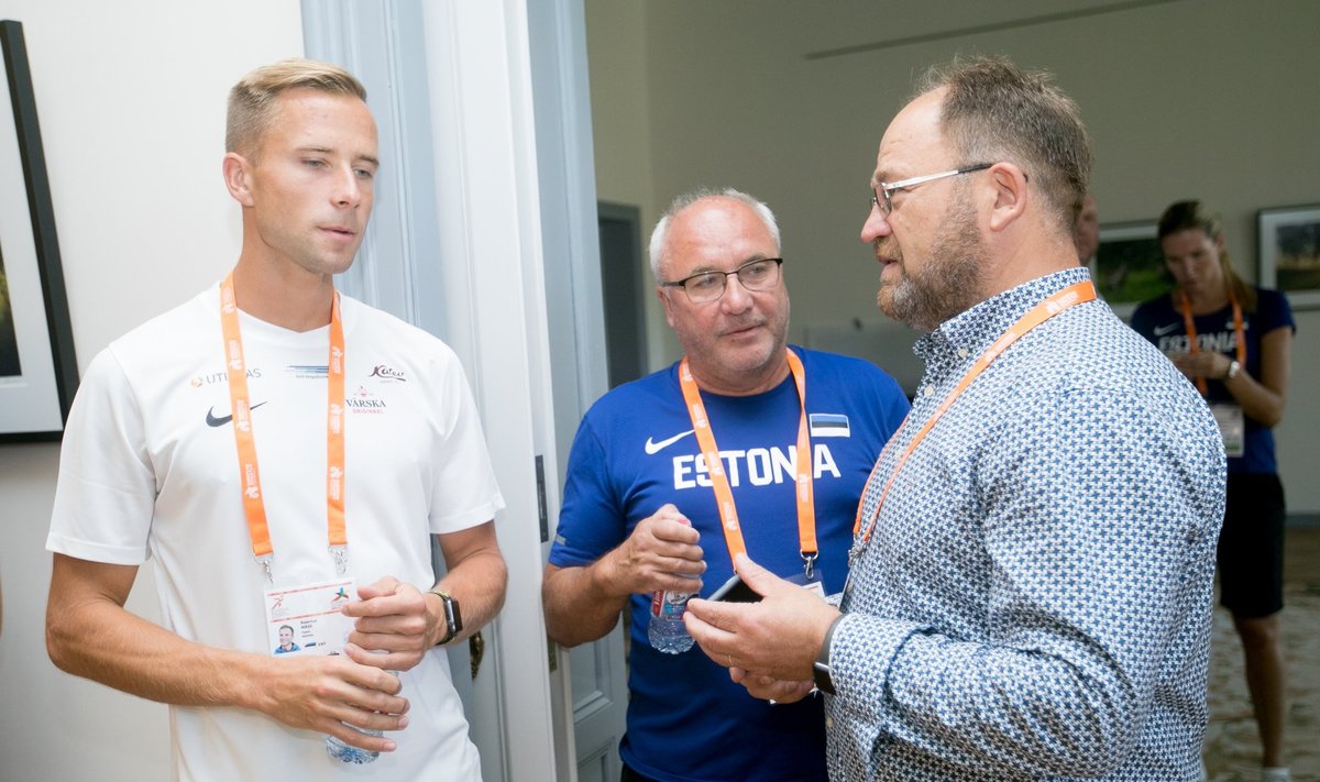 Rasmus Mägi, ta treenerist isa Taivo Mägi ja endine EOK president Neinar Seli.