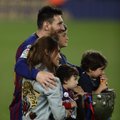 Сын Месси бросил леденец в фанатов Аргентины во время матча