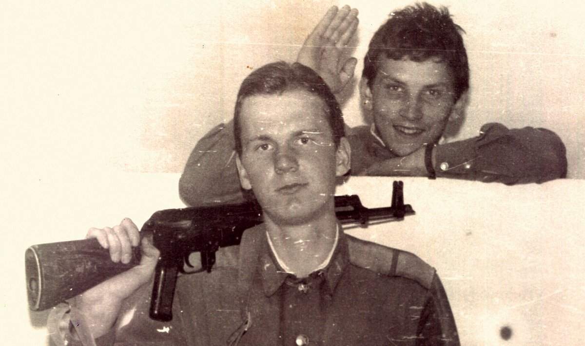 Egon Mets Haljalast (püssiga) ja Teet Torila Võrust (taga). Viibime vahtkonnaruumis, parasjagu on puhkehetk. Foto on augusti algusest 1989.