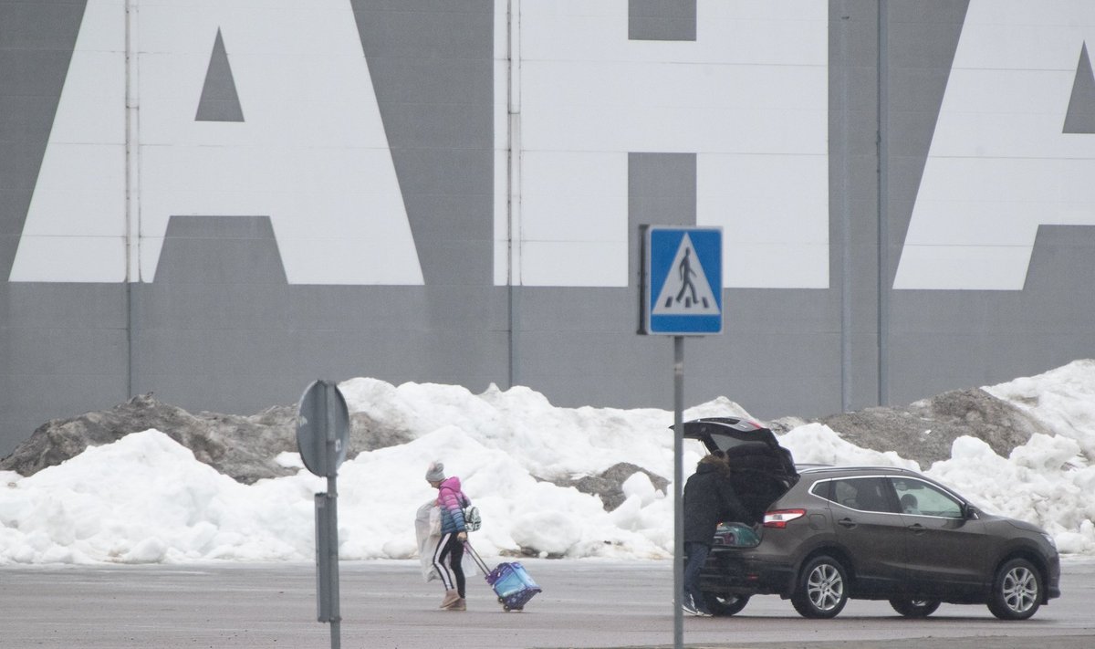 SOE SOOVITUS: Jäähalli saabujatel paluti auto hallist kaugemale parkida.