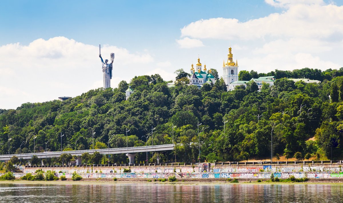 Вид на статую "Родина-мать" в Киеве