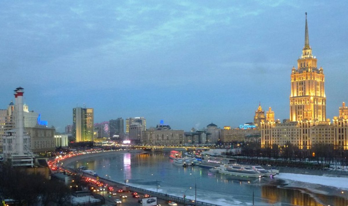Moskva, paremal seisab valgustatud hotell Ukraina.