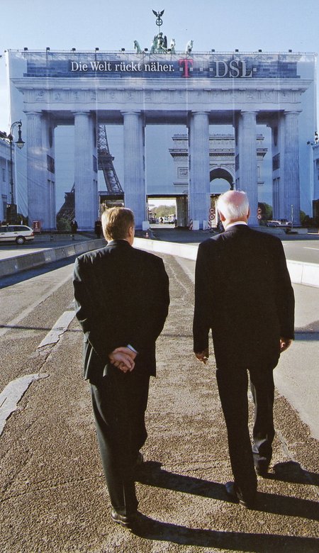 BRANDENBURGI VÄRAVAD 2000: Berliini linnapea Eberhard Diepgen ja Lennart Meri riigivisiidi traditsioonilisel peatuskohal. Väravad on remondiks kinni kaetud.