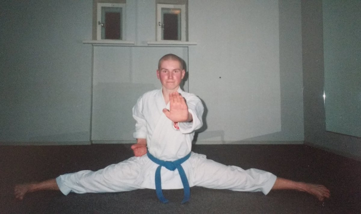 Spagaat ajast, mil Nõo Reaalgümnaasiumis karatetreeninguid tegin ja juhendasin (kevad 2002). Enam päris sellist amplituuti välja ei võta :)