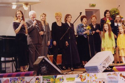 LAVATÜTARDEGA, KEVAD 1999 Onu Kalmer ja "Entel-tenteli" laululapsed 30 aastat hiljem, menusaate juubelikontserdil: vasakult Klarika Kuusk, Kalmer Tennosaar, Katrin (Kulli) Puur, Katrin (Männiko) Kiho, Margot (Kvelstein) Peterson, Kristiina (Tuulik) Nagel, Riina (Ruut) Tamm ja Kadri Hunt.