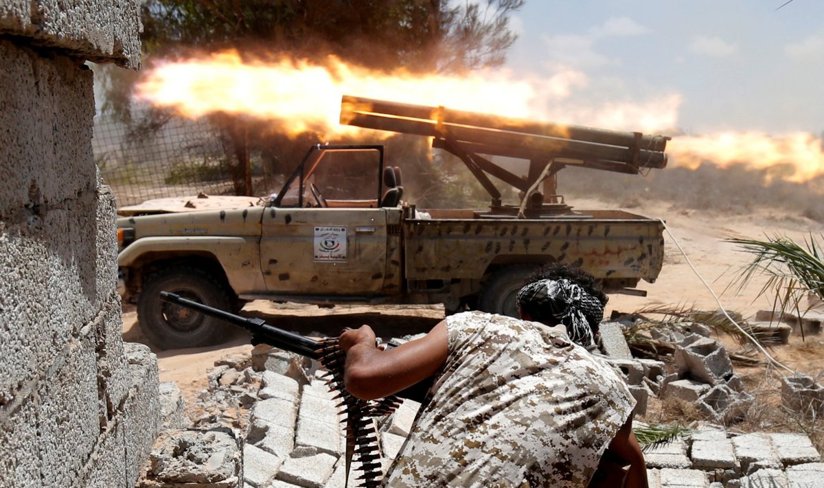 Liibüas tulistavad raketiheitjadki Toyota kastist.