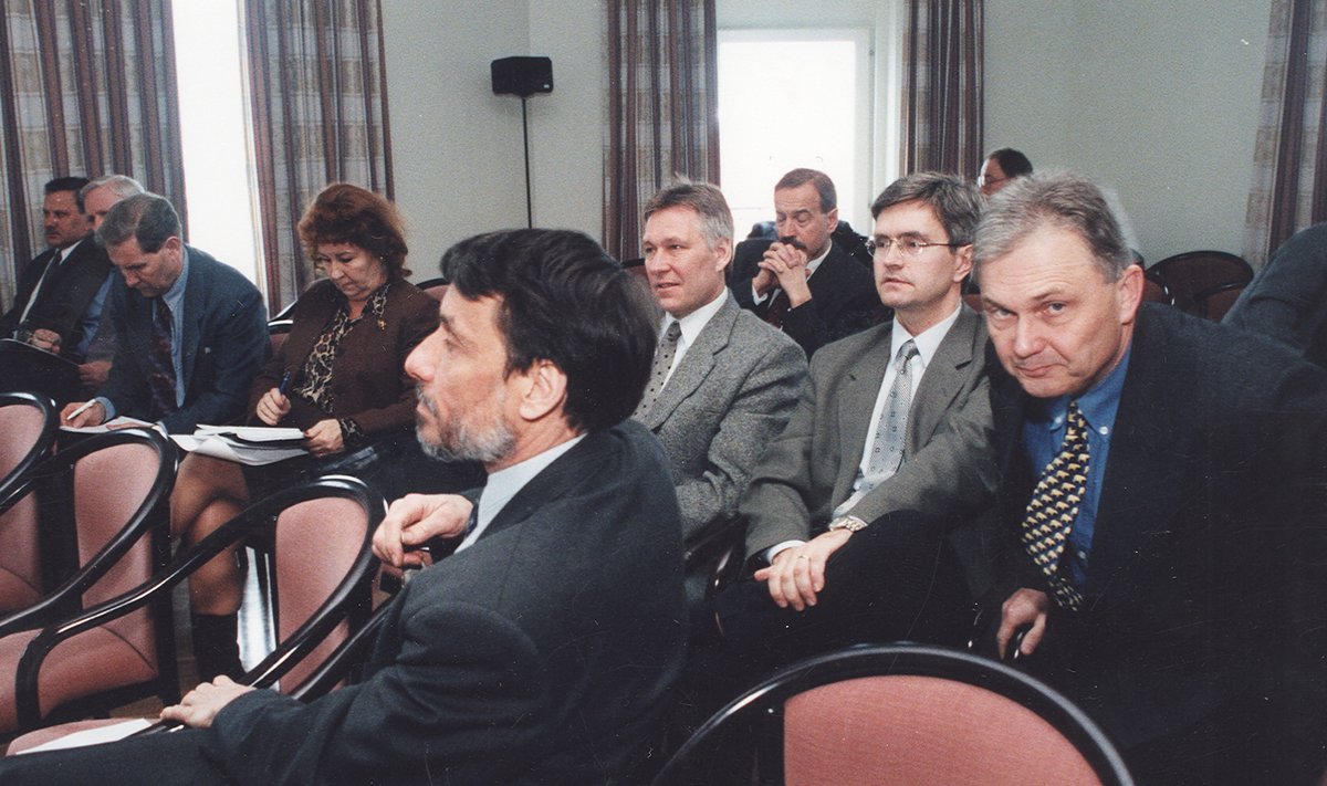 Sel 1999. aasta fotol on teiste Reformierakonna juhtpoliitikute seas näha ka 2000.–2001. aasta presidendituuri osalejad Toomas Savi (keskel), Märt Rask (taga) ja Toomas Vilosius (paremal).