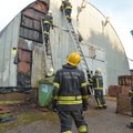 FOTOD | Eile põles Karksi-Nuial tööstushoone angaar, tulekahju kustutamiseks avati angaari otsasein