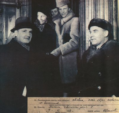 1941: NSV Liidu Ülemnõukogu liikmed sõidavad Balti jaamast rongiga Moskvasse. Vasakult: V. Botškarjov, Juliana Telman, A. Haberman, Olga Lauristin ja Johannes Vares-Barbarus. Allpool välja­ võte Olga Lauristini parteitoimikust.