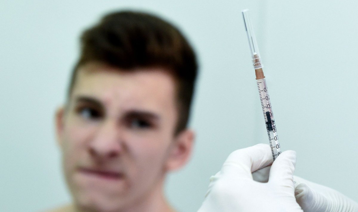 VAJALIK SÜST: Ukraina kooliõpilane ootab leetrivaktsiini.
