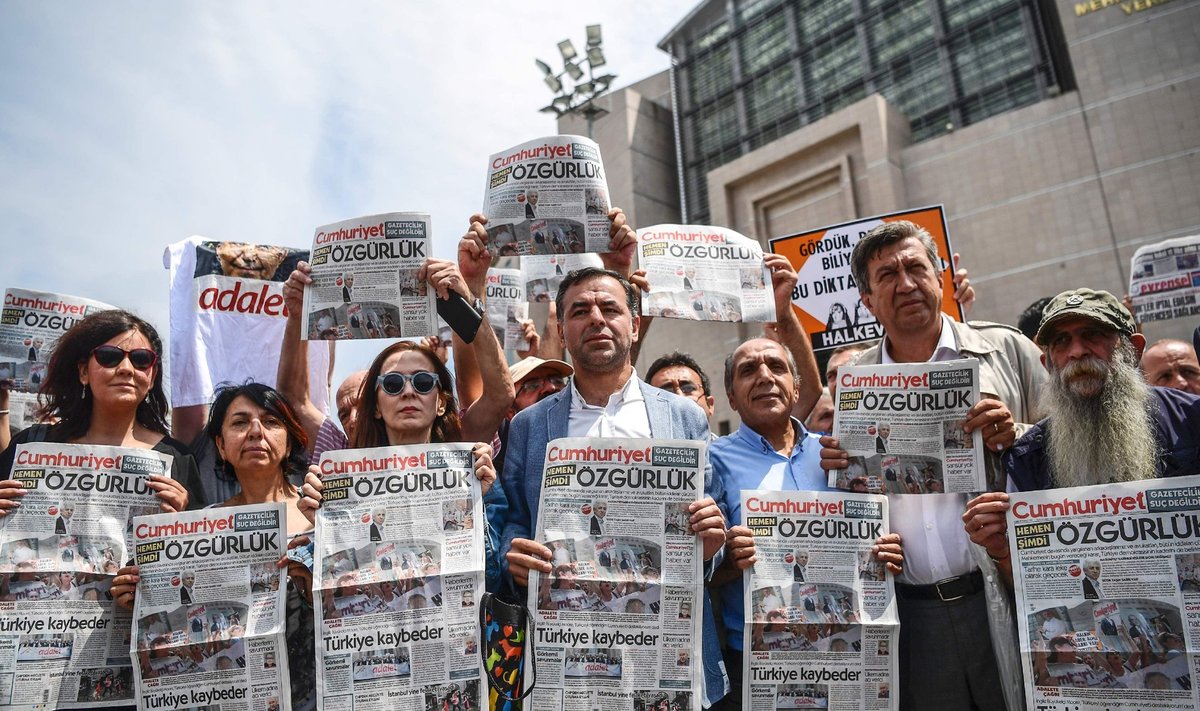Meeleavaldus ajalehe Cumhuriyet vangistatud töötajate kaitseks. Aprillis mõistis kohus 14 lehe ajakirjanikku „terrorismi toetamise” eest vangi.