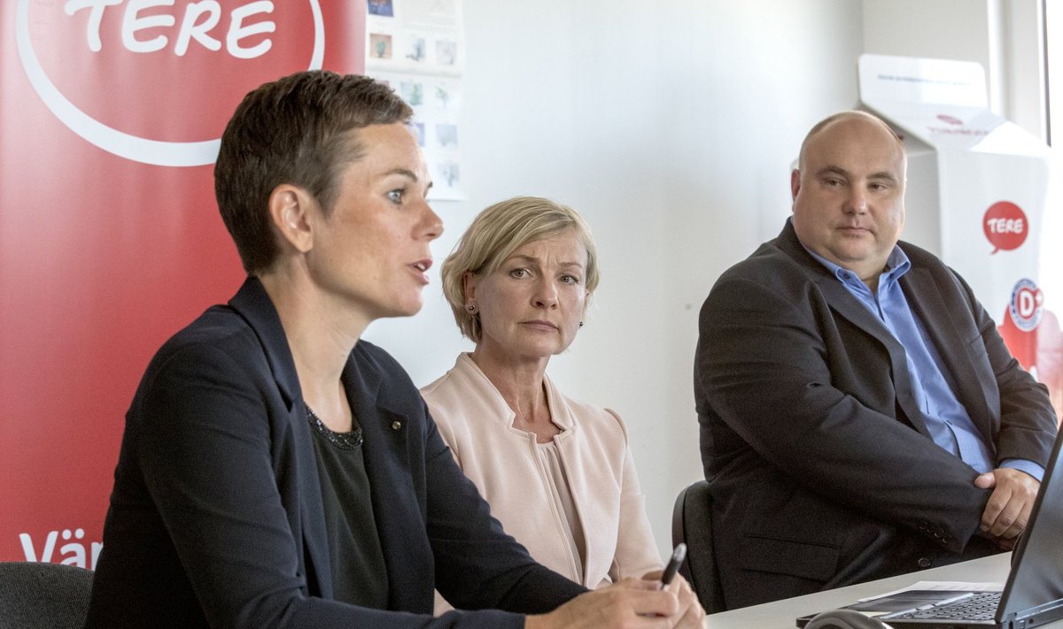Tere juhataja Margit Talts, nõukogu esimees Katre Kõvask ning Farmi Piimatööstuse juhataja Valdis Noppel.