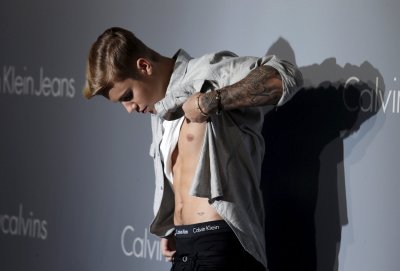 Laulja Justin Bieber demonstreerib Calvin Kleini pesu.