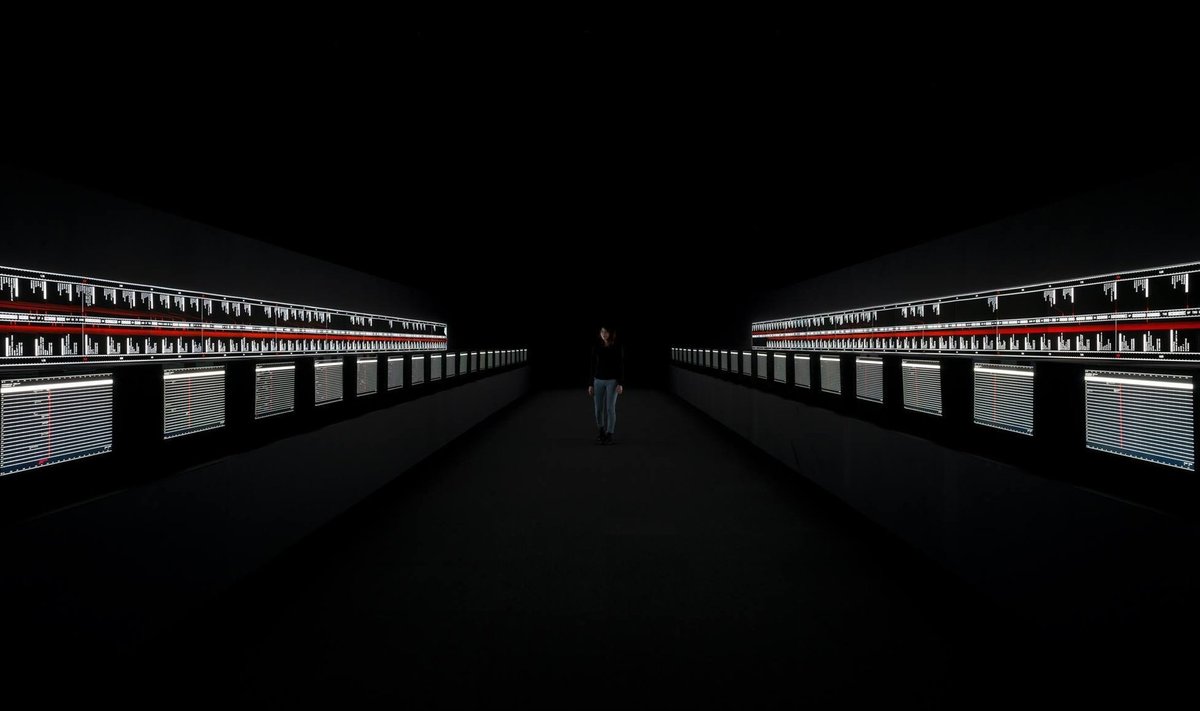 Ryoji Ikeda „supersümmeetria” käsitleb maailma füüsikalist olemust ja tõi kunstnikule Collide@CERN 2014 Prix Ars Electronica auhinna.