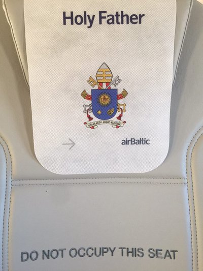 Paavsti erimärgistusega iste airBalticu lennul.