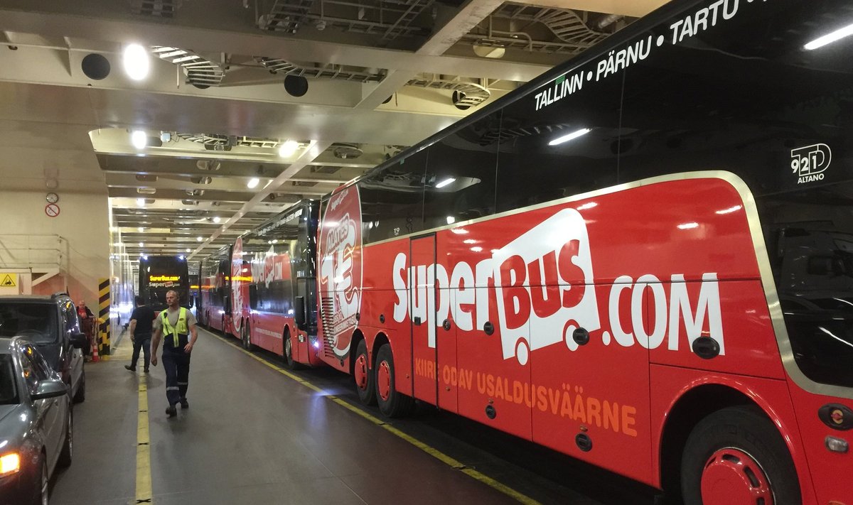 Superbus lõpetas Eestis tegevuse ja esmaspäeva õhtul viis Tallinki laev kõik Superbusi punased bussid Tallinnast Helsingisse.