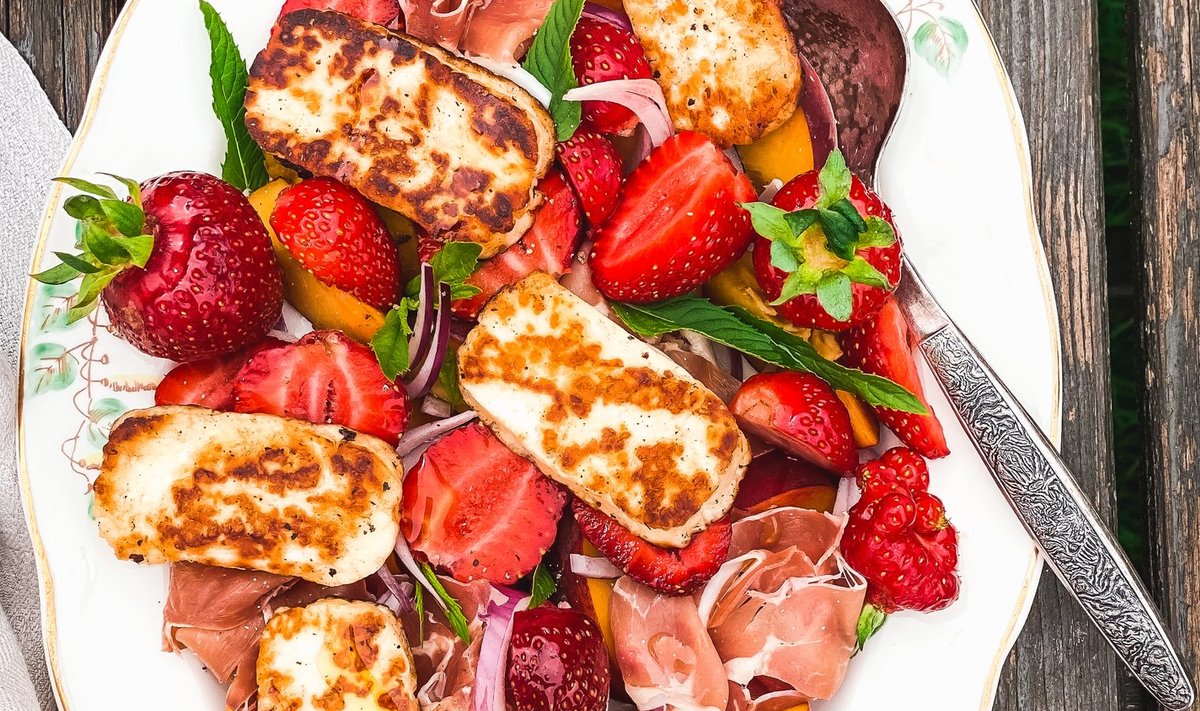 Suvine salat grilljuustu ja maasikatega
