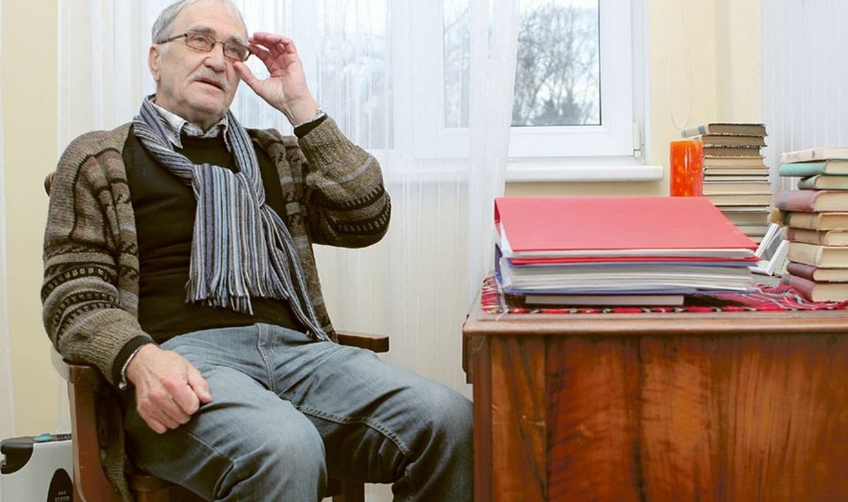 Õige mees õiges kohas.  Kuulus teatrimees  Ago-Endrik Kerge  oma kuulsa vanaonu  toolis tema laua taga.  Foto: Mattias Palli.