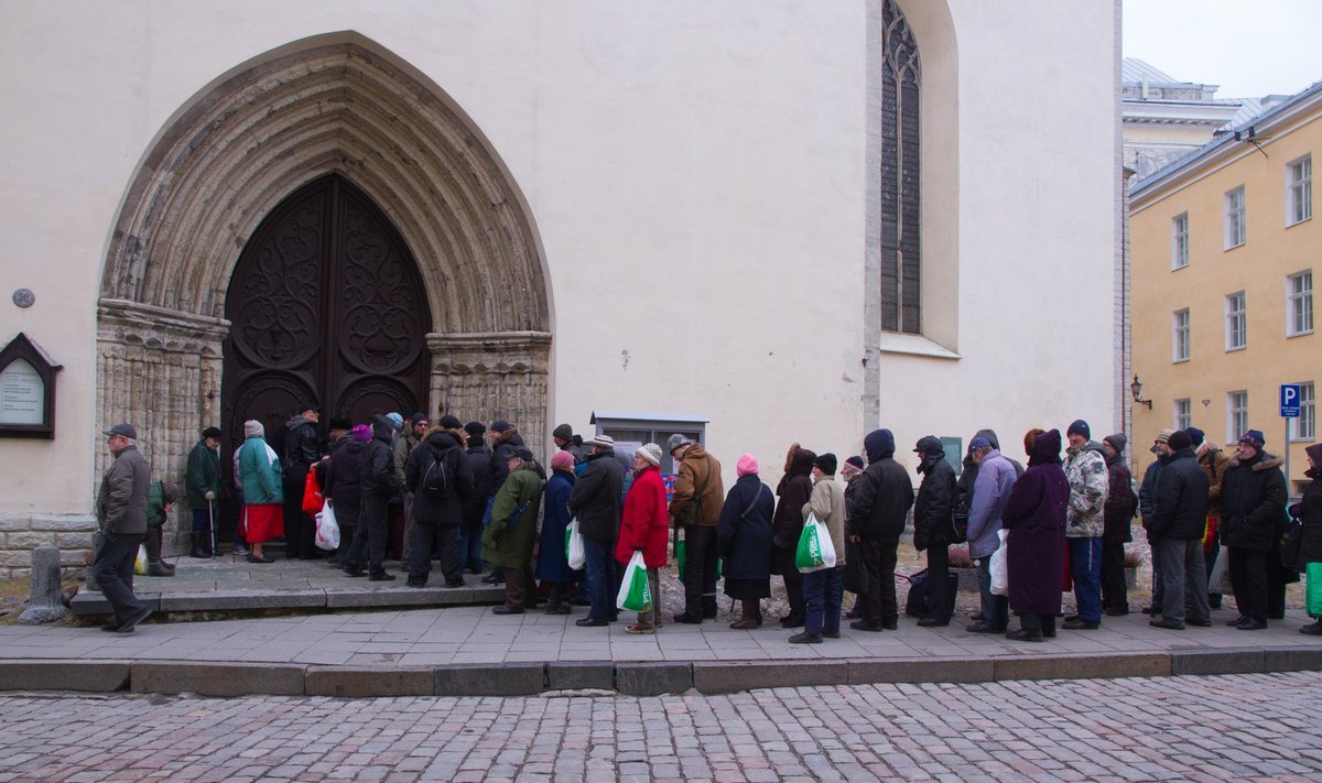 Vähekindlustatud rahvas teel Oleviste kiriku jumalateenistusele